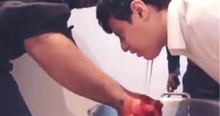 سعودي (ينحر) ابنه لغسل أيدي ضيوفه(فيديو)