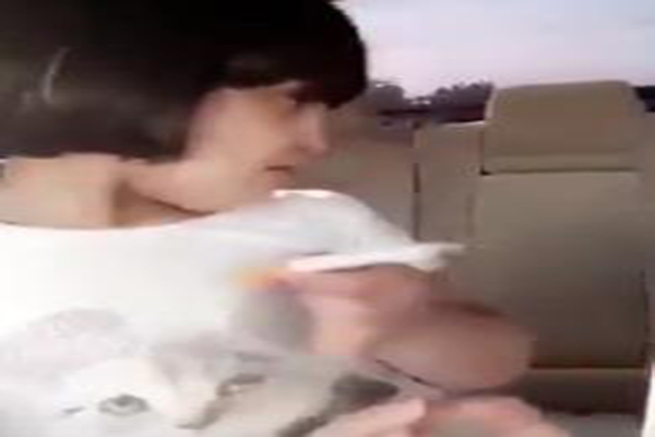 طفلة في الخامسة من عمرها تدخن