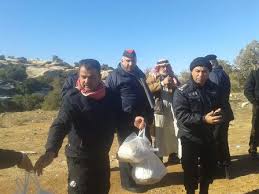 الامن العام يوزع طرودا غذائية في