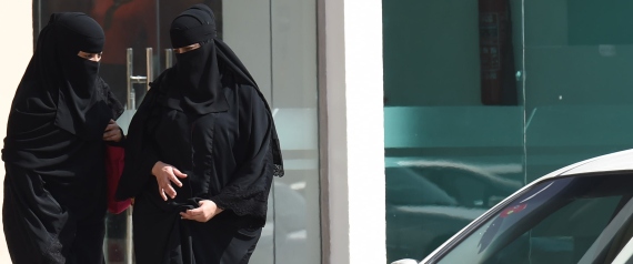 السلاح يجد طريقه إلى حقائب السعوديات