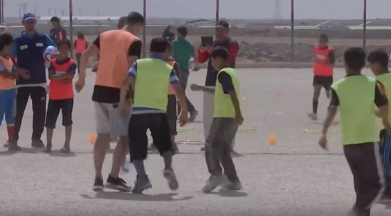 مسعود أوزيل في مخيم الزعتري بالأردن