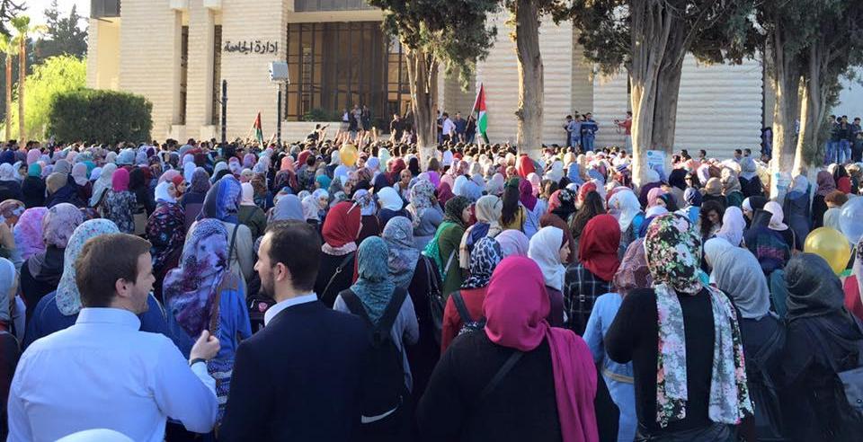 طلبة الاردنية يحتفلون بانتصارهم بعد توقيع