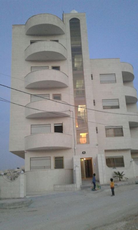 قطري يسكن ارامل في الزرقاء