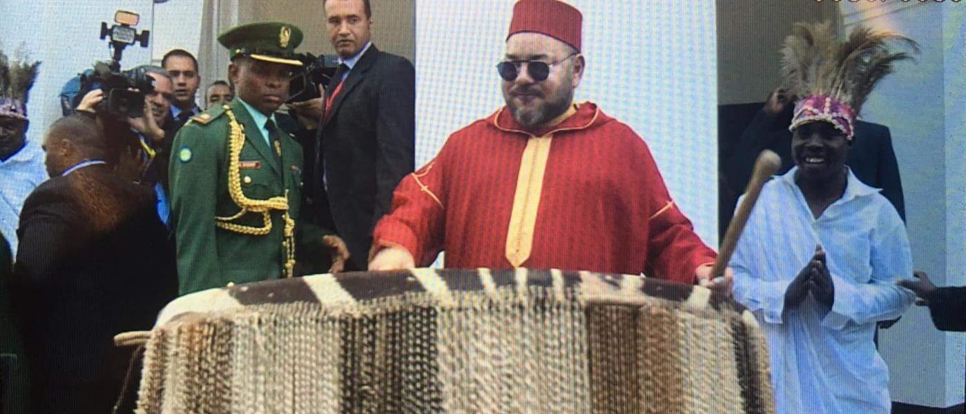 ملك المغرب يقرع الطبول الأفريقية (فيديو)