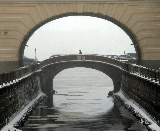 روسي يلقي بأحد المارة في قناة