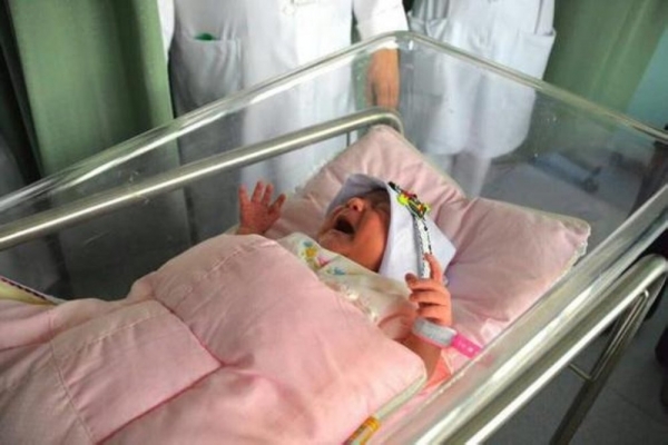 منى .. أول مولودة في مستشفيات