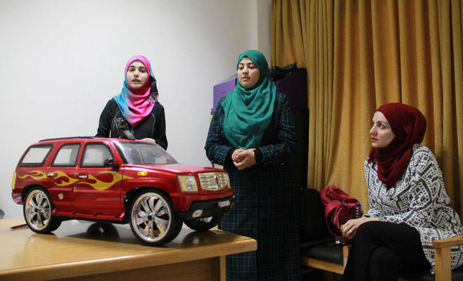 3 طالبات بالأردنية يصممن سيارة تعمل