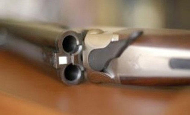 طلقة من بندقية صيد تخترق معدة