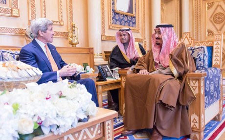 العاهل السعودي ووزير الخارجية الامريكي يبحثان