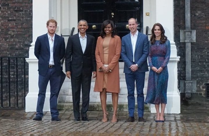 أمير بريطاني يستقبل أوباما بملابس النوم
