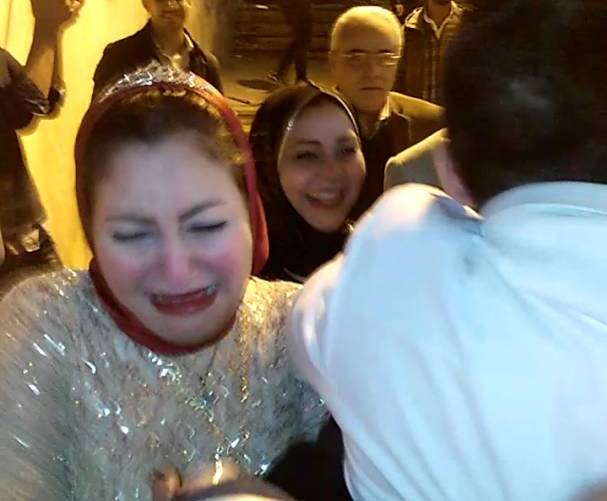 فيديو: عريس يفاجئ عروسه بحضوره عقد