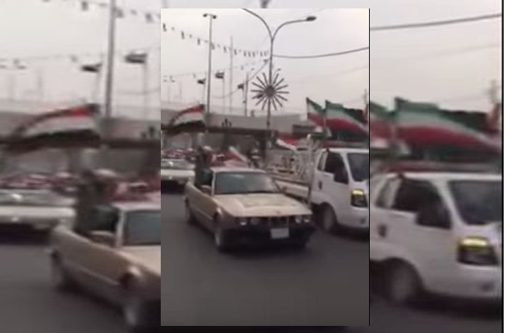 متظاهرون عراقيون يرفعون العلم الايراني خلال