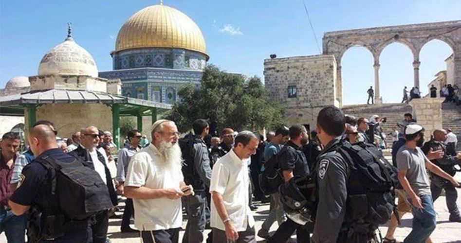 مستوطنون يقتحمون الأقصى وشعارات معادية للعرب