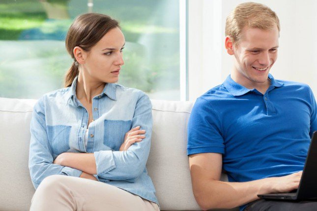 4 تصرفات من الأزواج تثير جنون