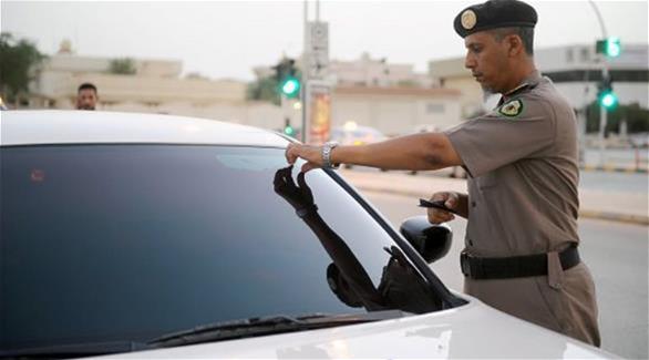 ستينية لا تقود.. . تفاجأ بتلقيها