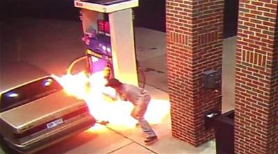 حاول احراق عنكبوت في محطة وقود..