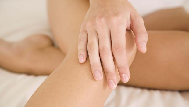 كيف تتخلصين من خشونة الكوع والركبة