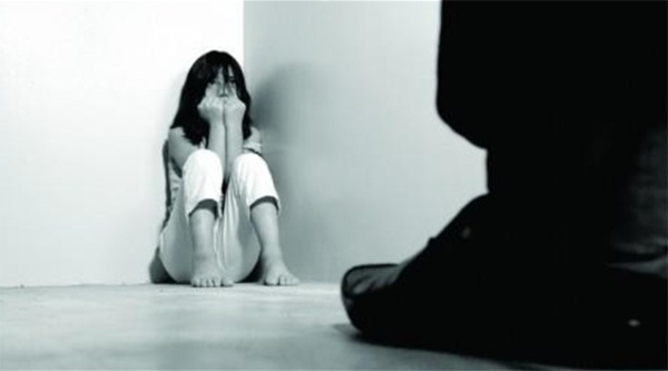 تفاصيل اعتداء سائق حافلة مدرسية على