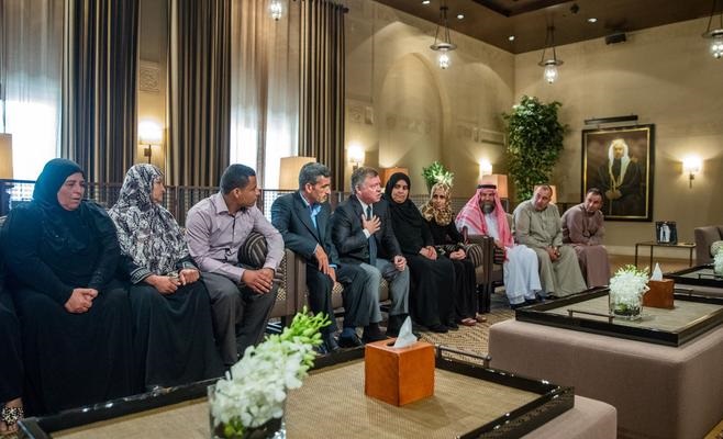 الملك يستقبل أسر شهداء هجوم الركبان