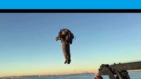 شاهد- الرجل النفاث يحلق حول تمثال