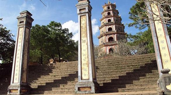 بالصور: قرية فيتنامية تكرم الأموات أكثر