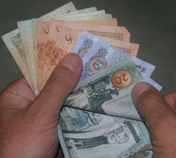 صرف رواتب موظفي الدولة اليوم