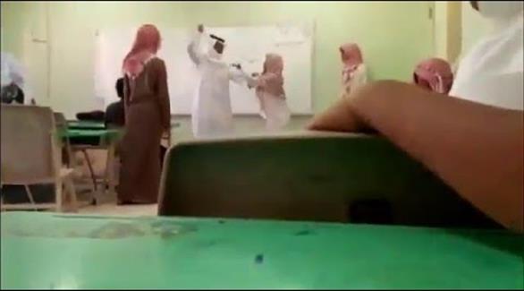 طالب يوثق خلسة لحظة اعتداء معلم