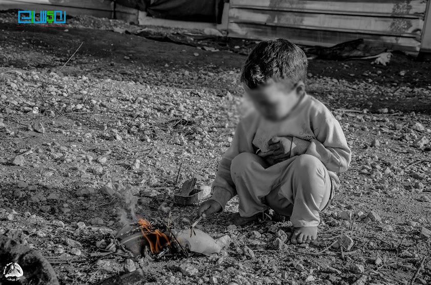 في الصورة قدمان عاريتان مثل قلوبنا