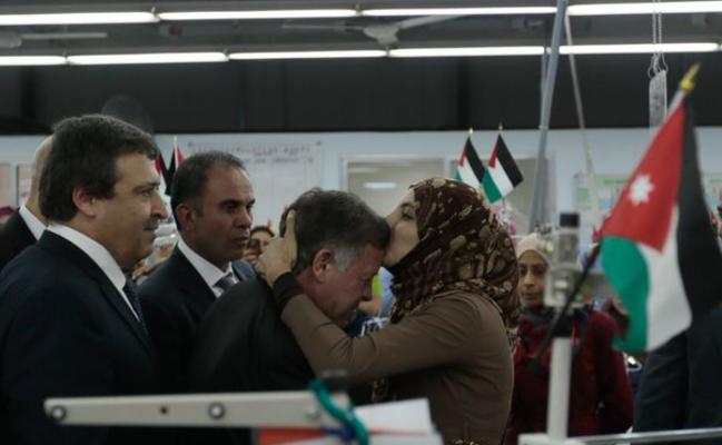 الملك يزور مصنع الصافي للألبسة في