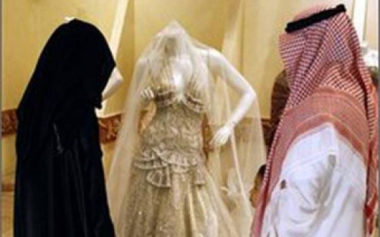 سبعيني يذهب لفسخ خطبة ابنه فتقدم