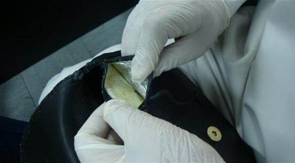 دبي: اشترى حقيبة فعثر داخلها على