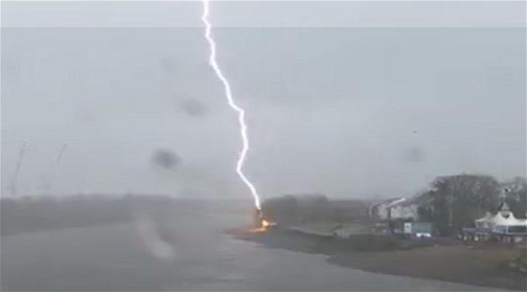 بالفيديو.. صاعقة تضرب نهر التايمز أثناء