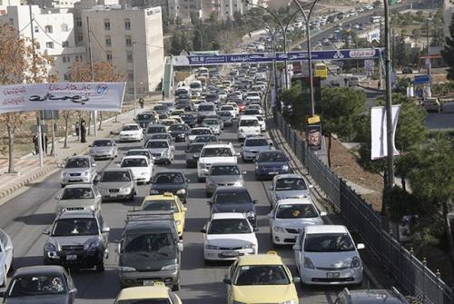 رجال السير يزيلون السيارات من شارع