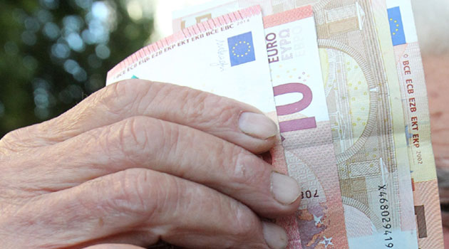 ثمانينية تمزق مليون يورو انتقاما من