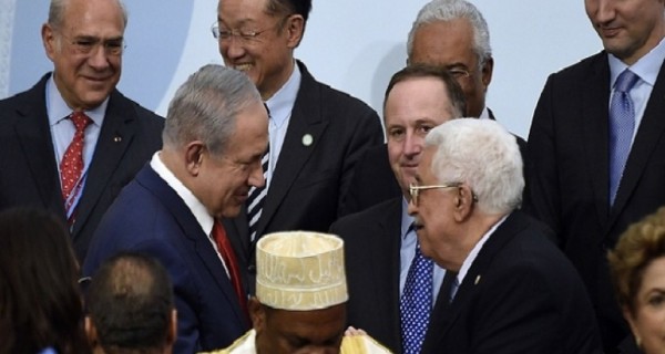 مصافحة بين ( عباس ونتنياهو )