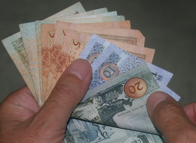 بدء صرف 300 دينار لعمال الوطن