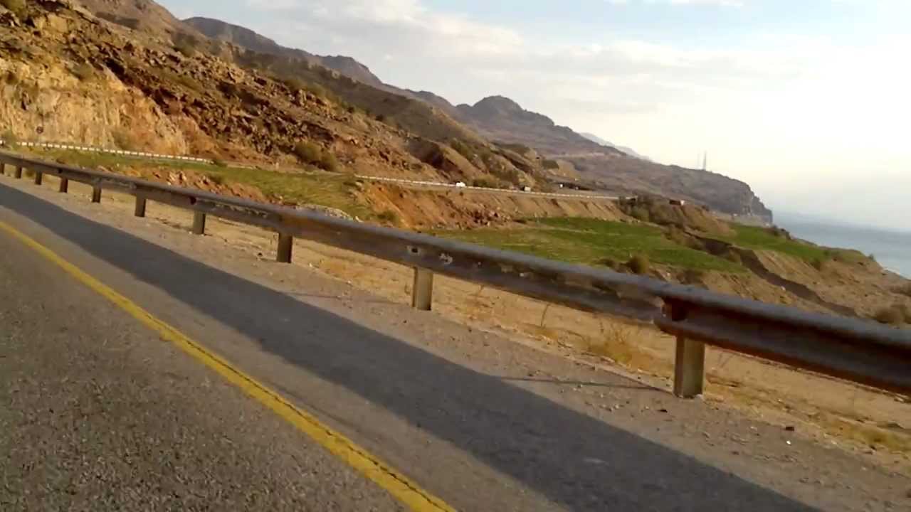 إصابة أربعيني بحادث تدهور على نزول