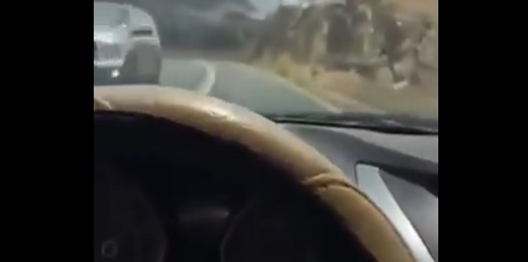 بالفيديو.. يمني يوثق لحظة مصرعه أثناء