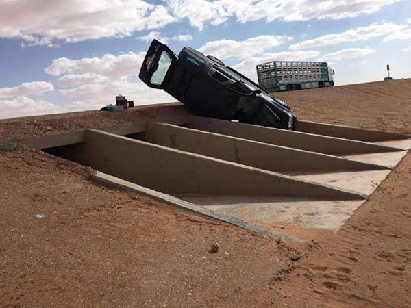 صور .. عبارة تبتلع مركبة عائلة