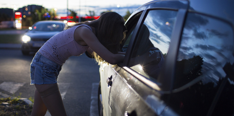 دبي.. أم تجبر طفلتها على الدعارة