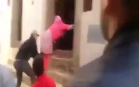 مغربي يعتدي على زوجته أمام الجيران(فيديو)