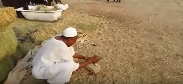 فيديو: سوداني ينتقم من هاتفه بطريقة