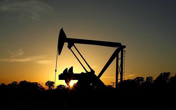 النفط يهبط 3% متأثرا بصعود الدولار