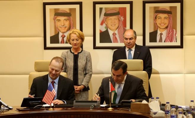 توقيع 4 اتفاقيات منح أميركية بـ787