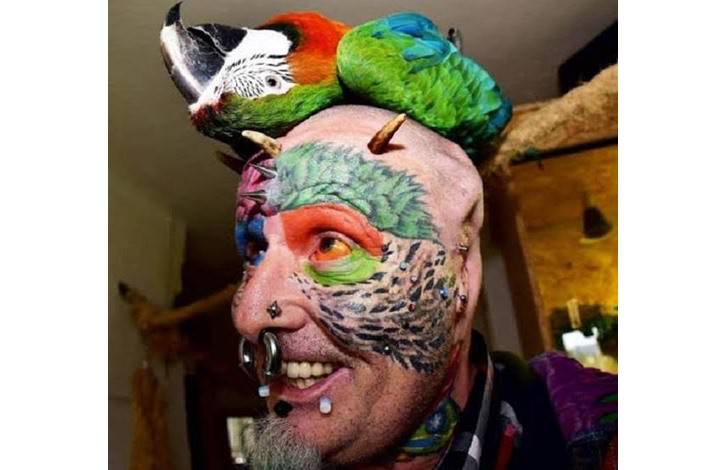 بريطاني يقطع أذنيه ويضع وشوما تشبها