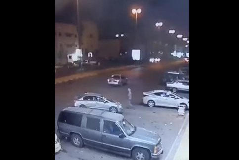 لص يسرق سيارة بداخلها امرأة في