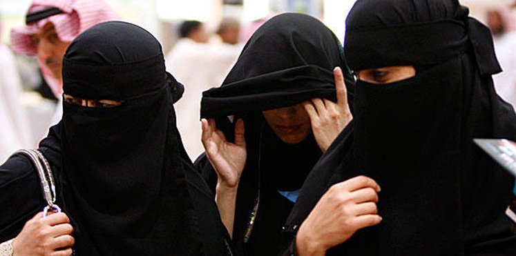 سعوديات يشعلن جدلا واسعا في المملكة
