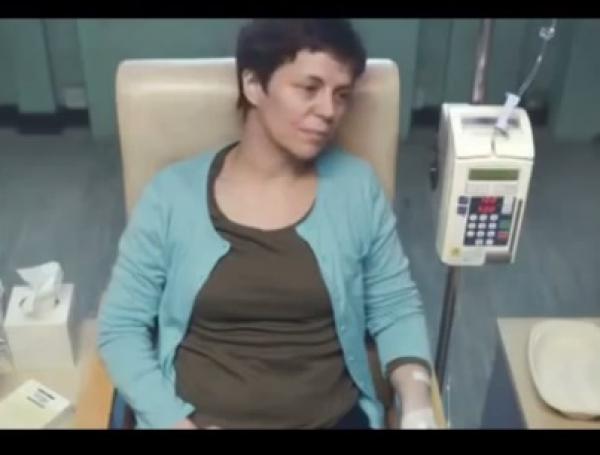 بالفيديو: ممثلة تلعب دور مريضة بالسرطان