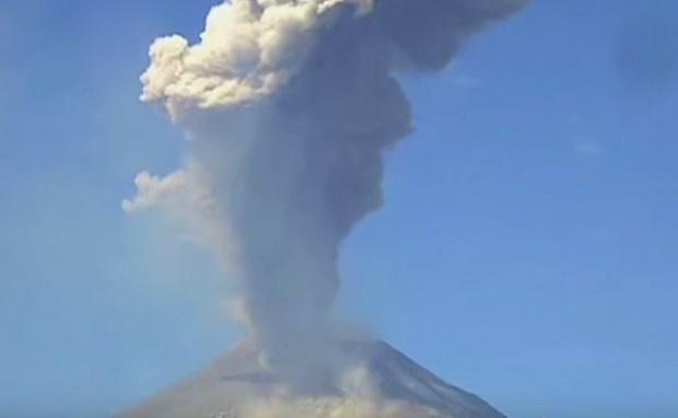 بالفيديو: سحابة بركانية تمتد إلى 2
