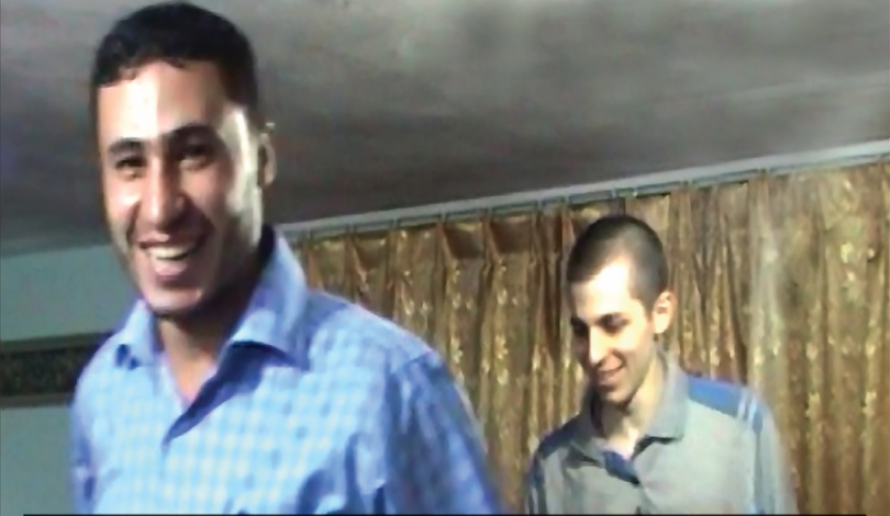 (القسام) تنشر صورة لأحد مقاتليها مع